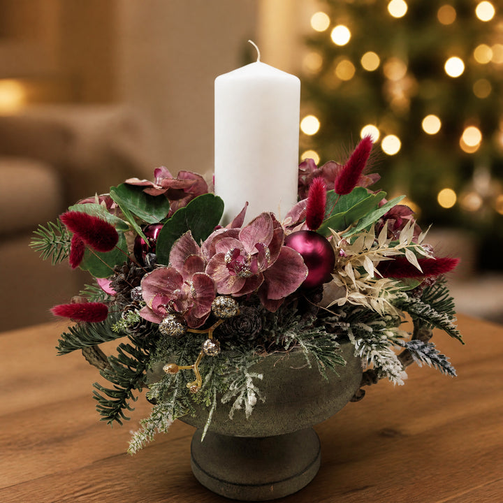 Szene Weihnachtsgesteck Orchidee Kugel Beeren rosa bordeaux mit Kerze