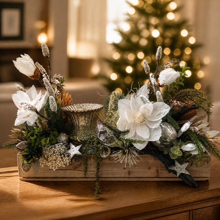 Szene Weihnachtsgesteck Magnolie Teelicht Kugel Stern weiß natur
