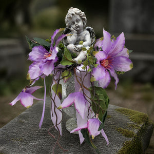 Szene Trauergesteck Engel Clematis lila grau im Pokal