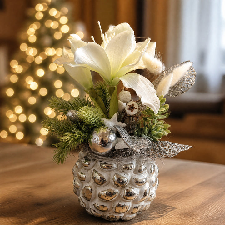 Szene Weihnachtsgesteck Amaryllis Kugel Stern weiß silber