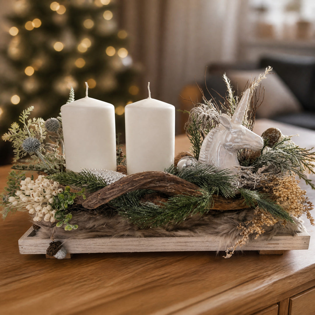 Szene Weihnachtsgesteck Einhorn Kugeln Zapfen Kerzen silber natur