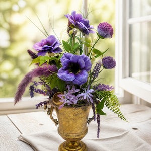 Szene Sommergesteck Lavendel Distel Farn Anemonen lila gold