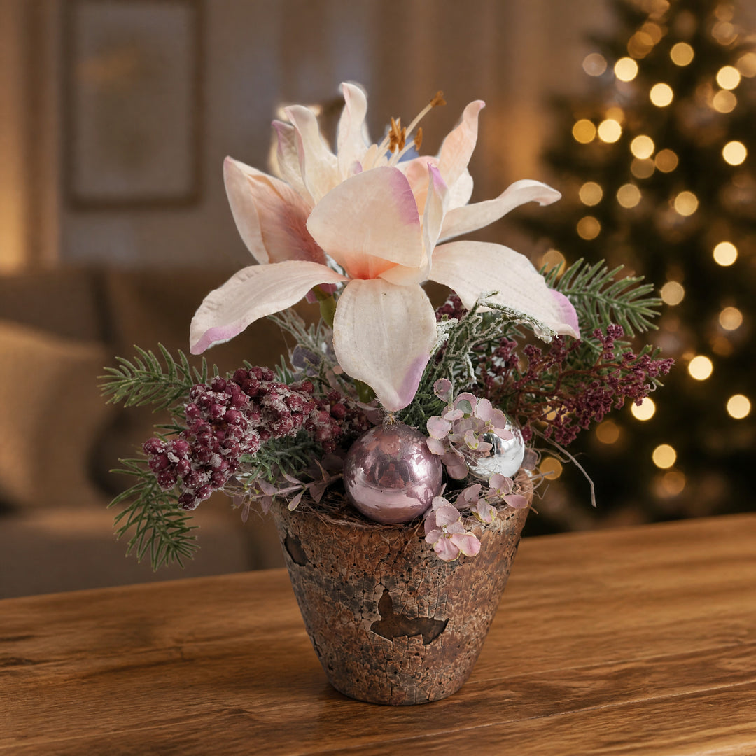 Szene Weihnachtsgesteck Amaryllis Kugeln Beeren rosa creme