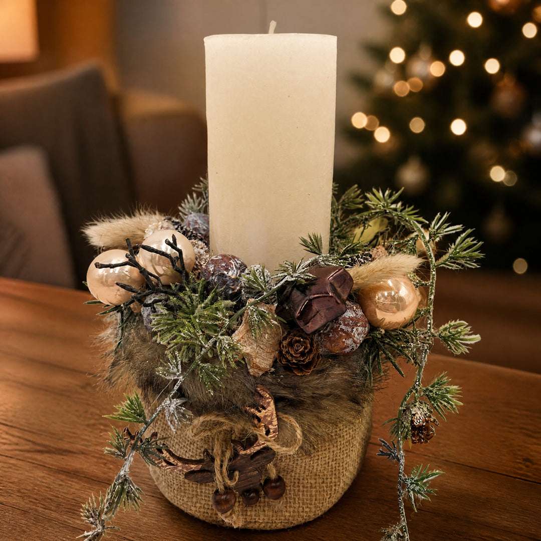 Szene Weihnachtsgesteck Kerze Kugeln Zapfen Elch creme braun