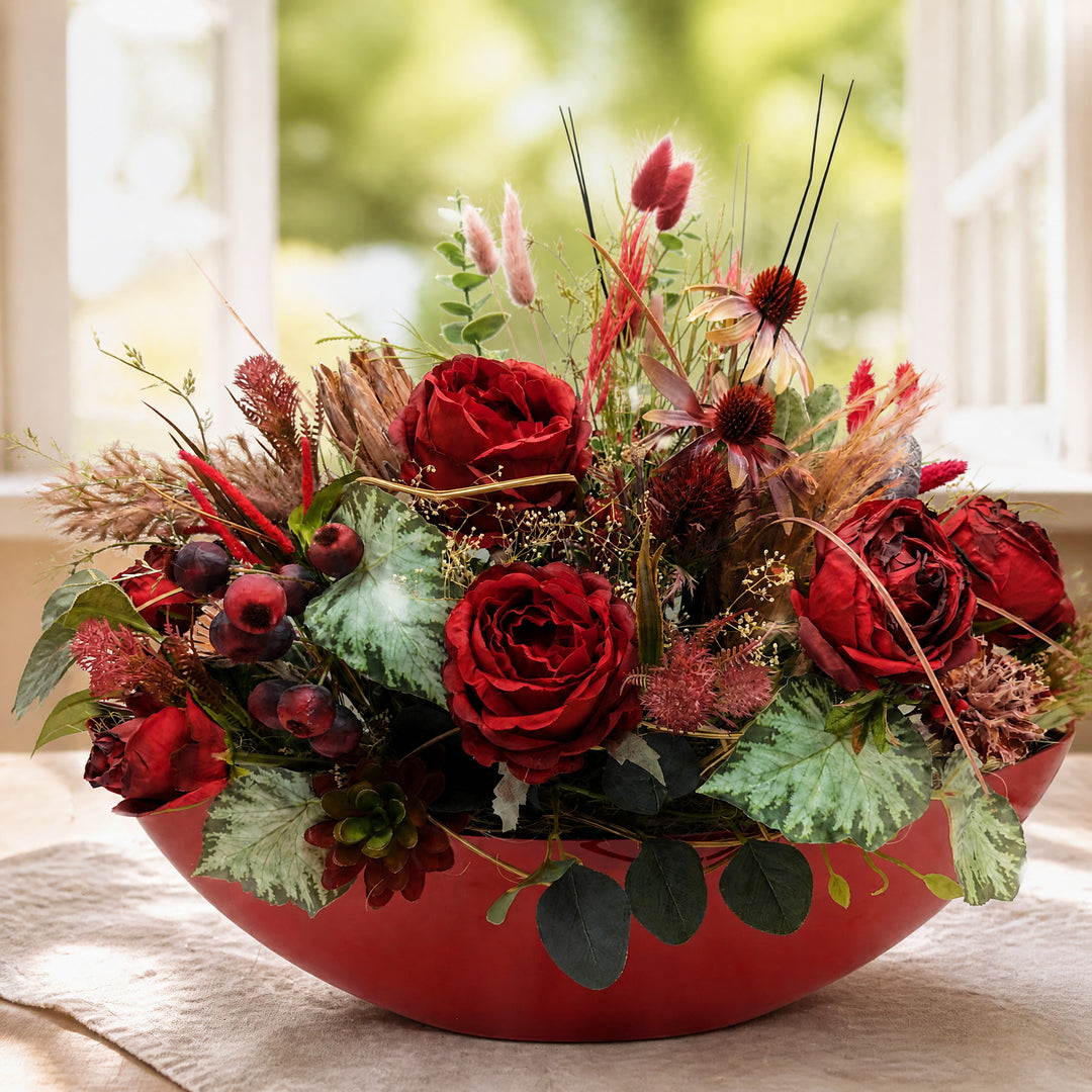Szene Sommergesteck Rosen Sonnenhut Beeren rot in roter Schale