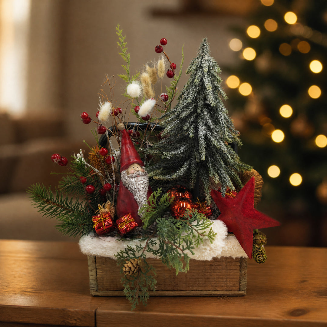 Szene Weihnachtsgesteck Weihnachtsmann Kugel Stern Holzkiste rot grün