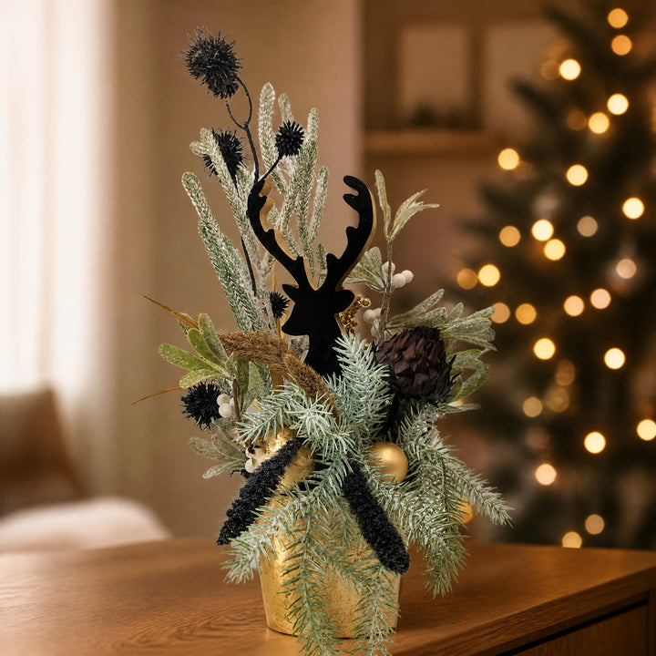 Szene Weihnachtsgesteck Hirsch Mistel Kugeln schwarz gold