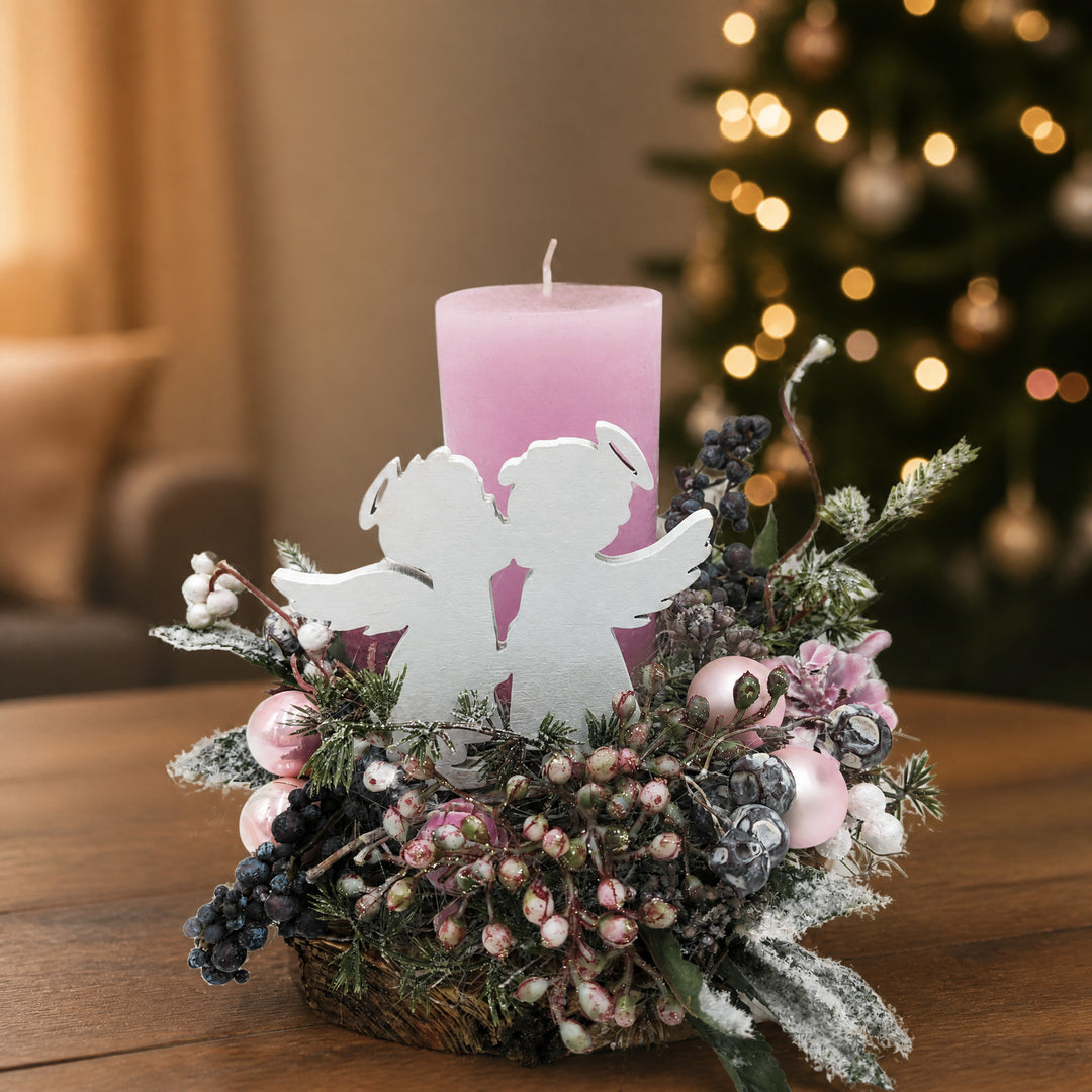 Szene Weihnachtsgesteck Kerze Engel Kugeln Beeren rosa