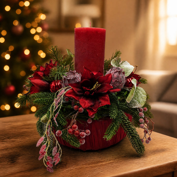 Szene Adventskranz Amaryllis Artischocke Kugeln rot grün