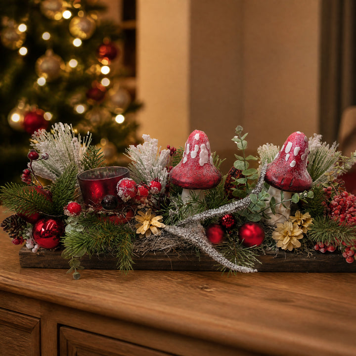 Szene Weihnachtsgesteck Teelicht Kugeln Pilze Tanne rot weiß