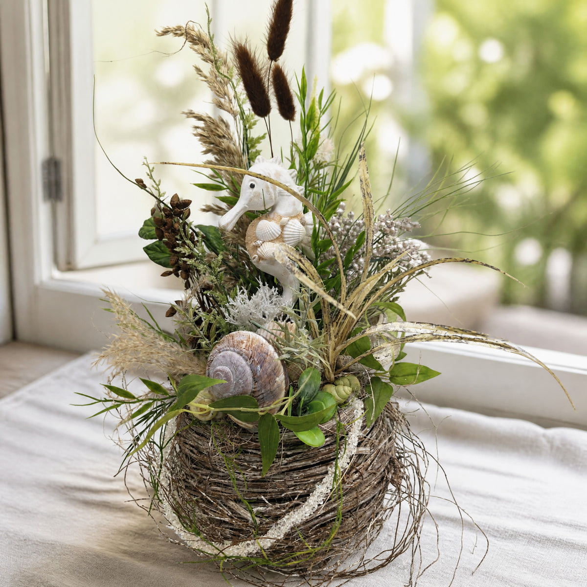 Szene Sommergesteck Seepferdchen Schnecke Muscheln Gräser creme grün