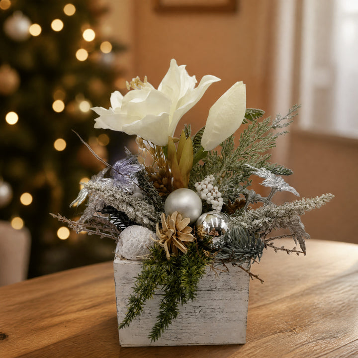Szene Weihnachtsgesteck Amaryllis Kugeln Zapfen weiß silber