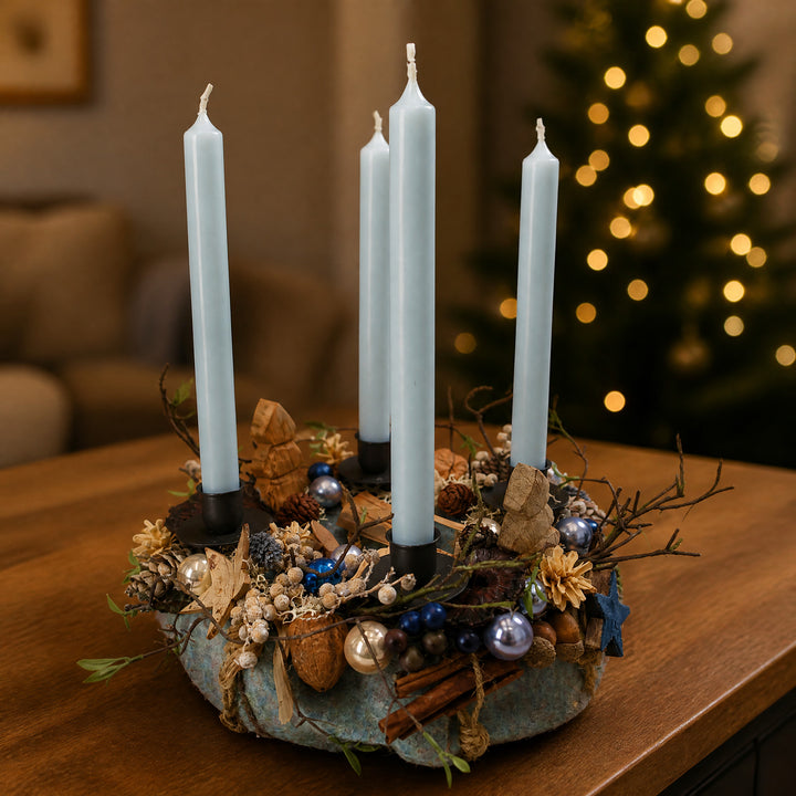 Szene Adventskranz Kugeln Stern Zimt blau natur