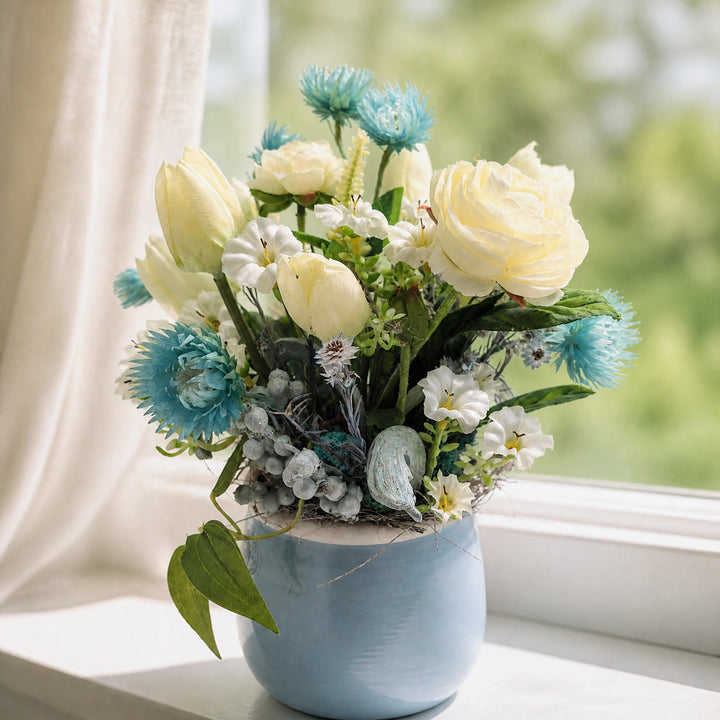 Szene Frühlingsgesteck Tulpen Ranunkeln Beeren blau weiß im Topf