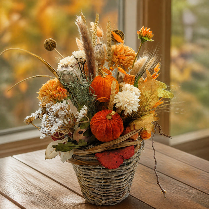 Szene Herbstgesteck Kürbis Chrysantheme Craspedia orange creme
