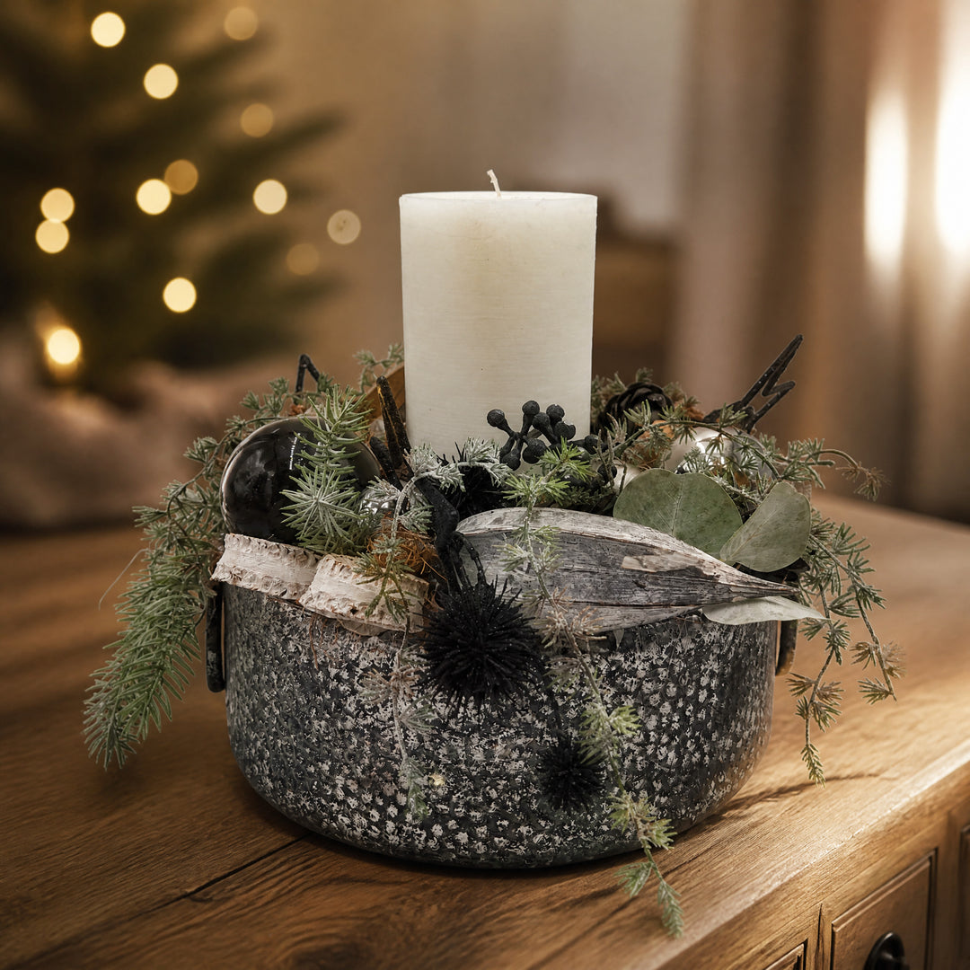 Szene Weihnachtsgesteck Kerze Kugel Stern Zapfen schwarz silber