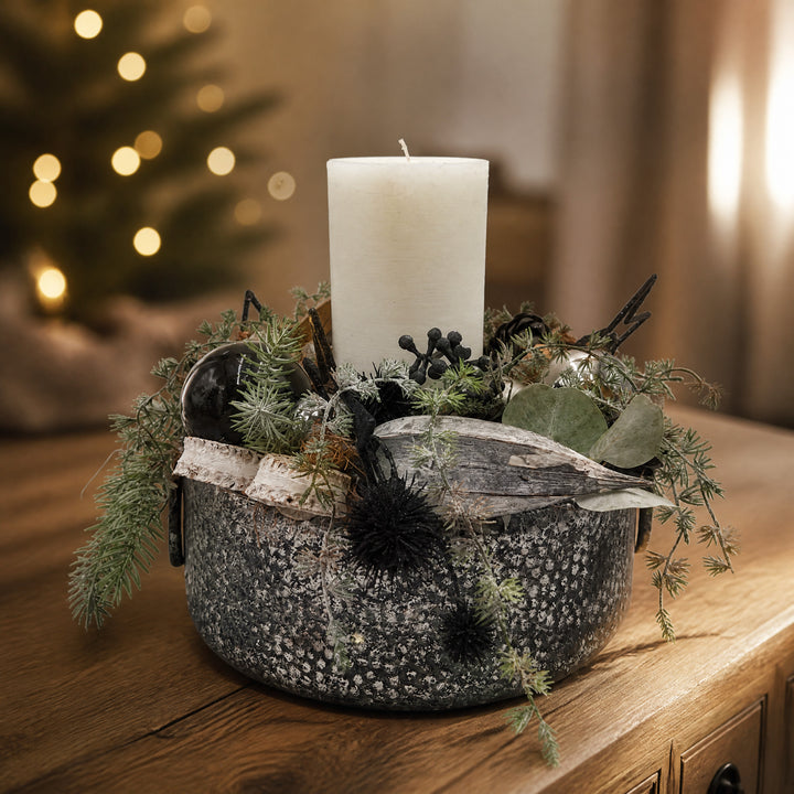 Szene Weihnachtsgesteck Kerze Kugel Stern Zapfen schwarz silber