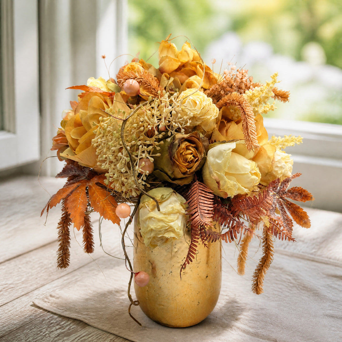 Szene Sommergesteck Rosen Hortensie Beeren kupfer creme