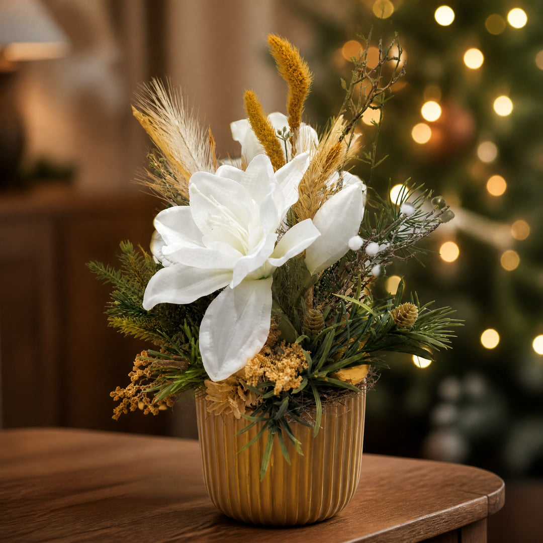 Szene Weihnachtsgesteck Amaryllis Zapfen Gräser weiß ocker