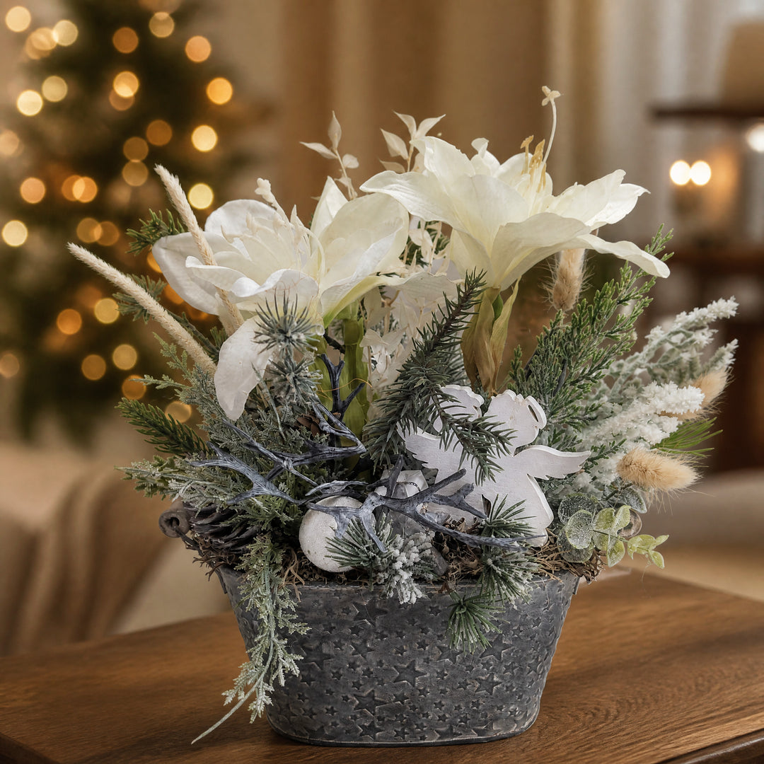 Szene Weihnachtsgesteck Amaryllis Engel Kugel weiß grau