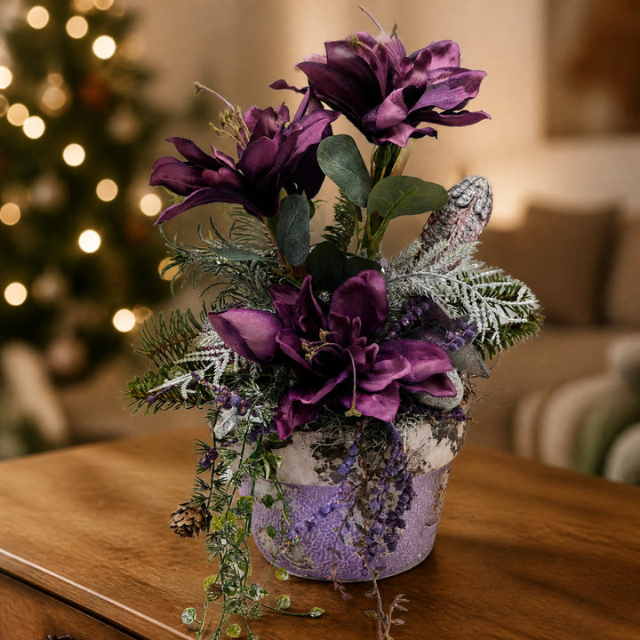 Szene Weihnachtsgesteck Amaryllis Kugel Tanne lila silber