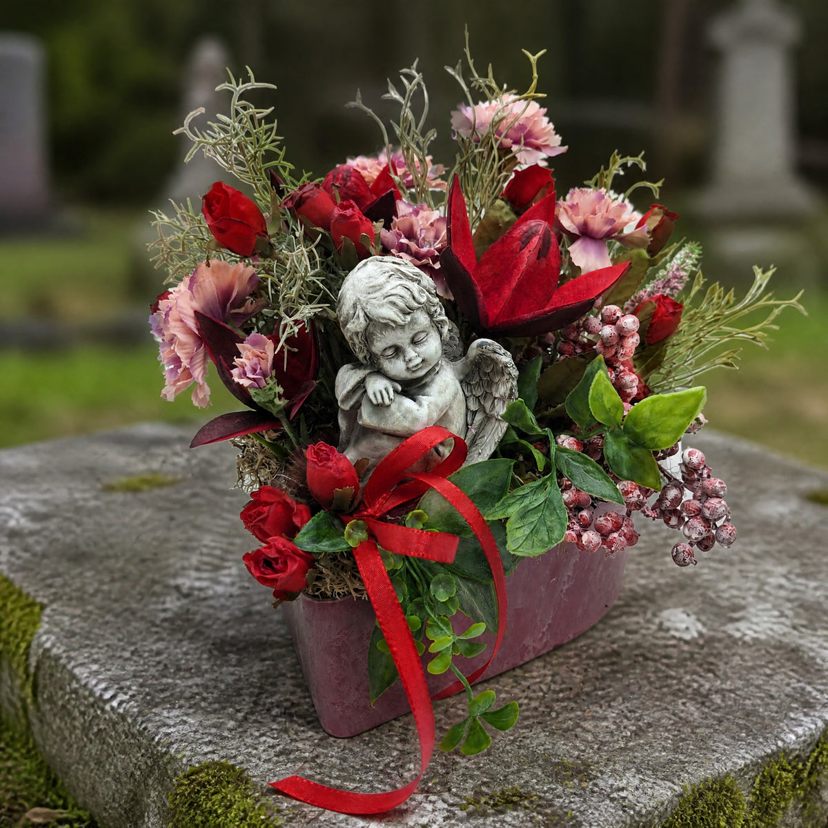 Szene Trauergesteck Engel Rosen Nelken Beeren rot rosa