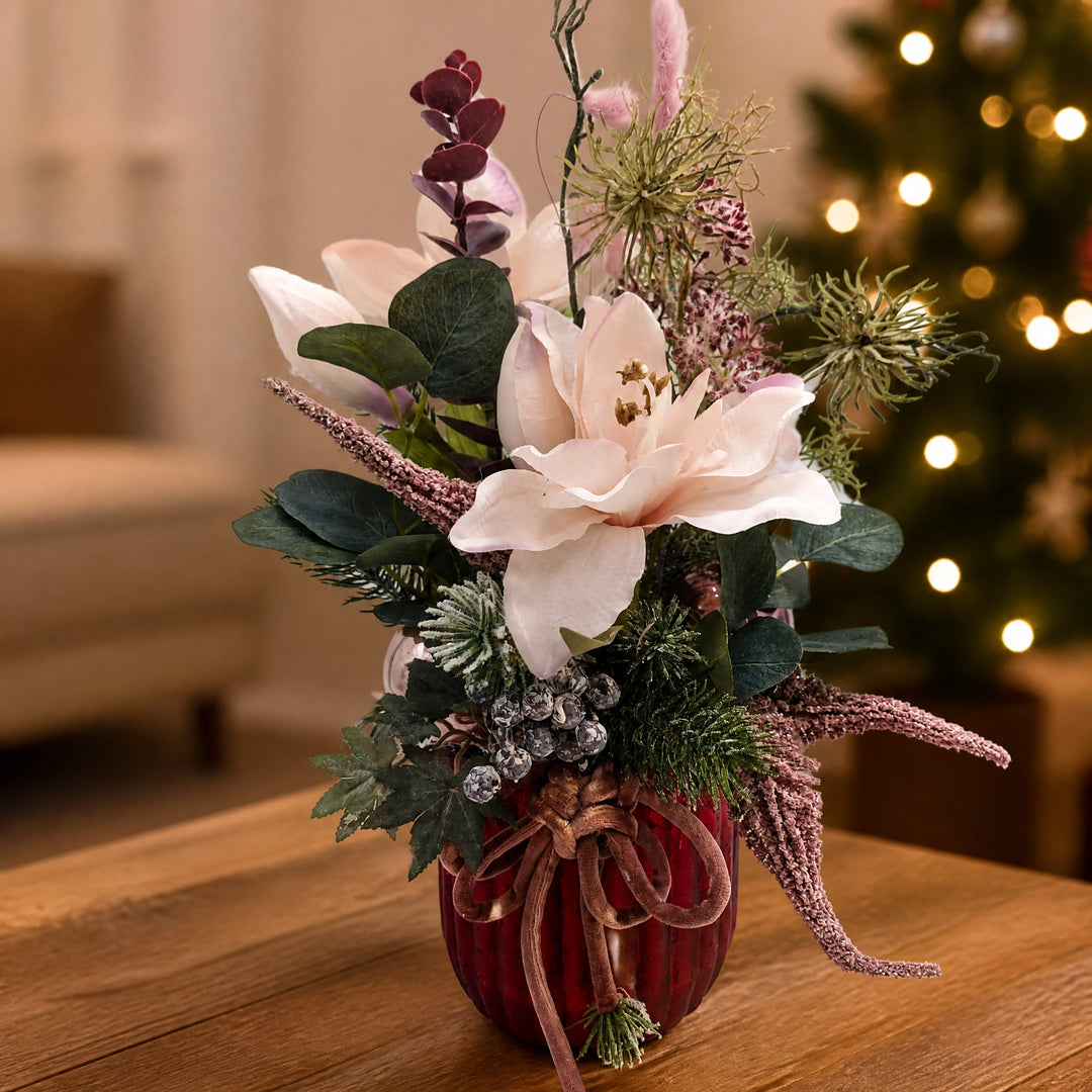 Szene Weihnachtsgesteck Amaryllis Kugel Eukalyptus rosa rot