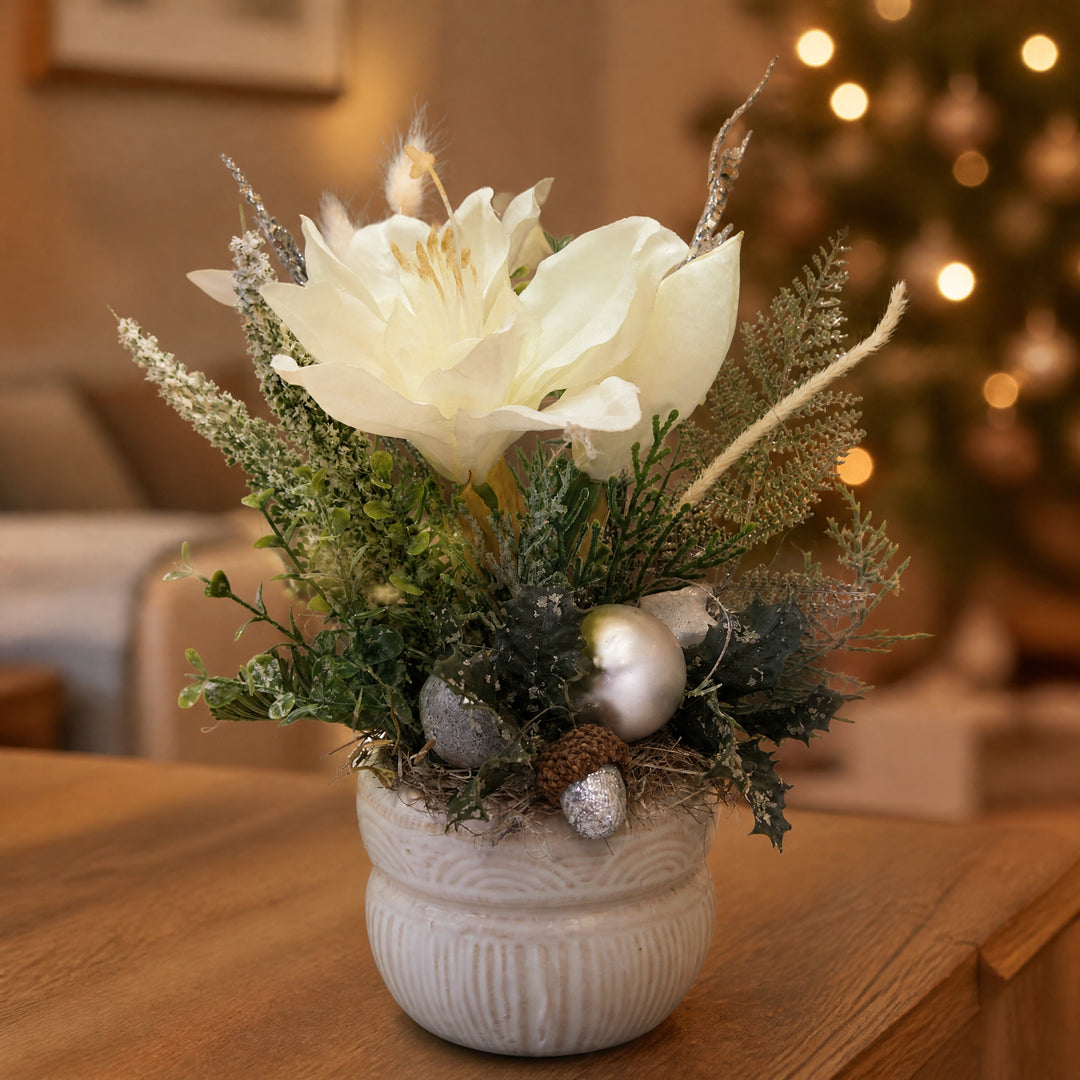 Szene Weihnachtsgesteck Amaryllis Kugel Eichel weiß silber
