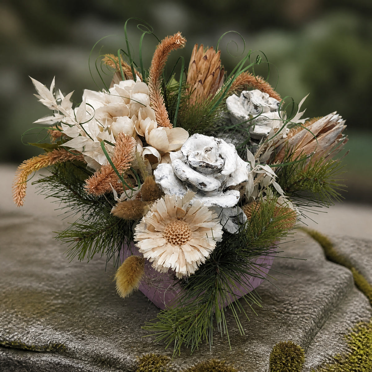 Szene Trauergesteck Herz Rose Hortensie creme weiß mit Holzherz