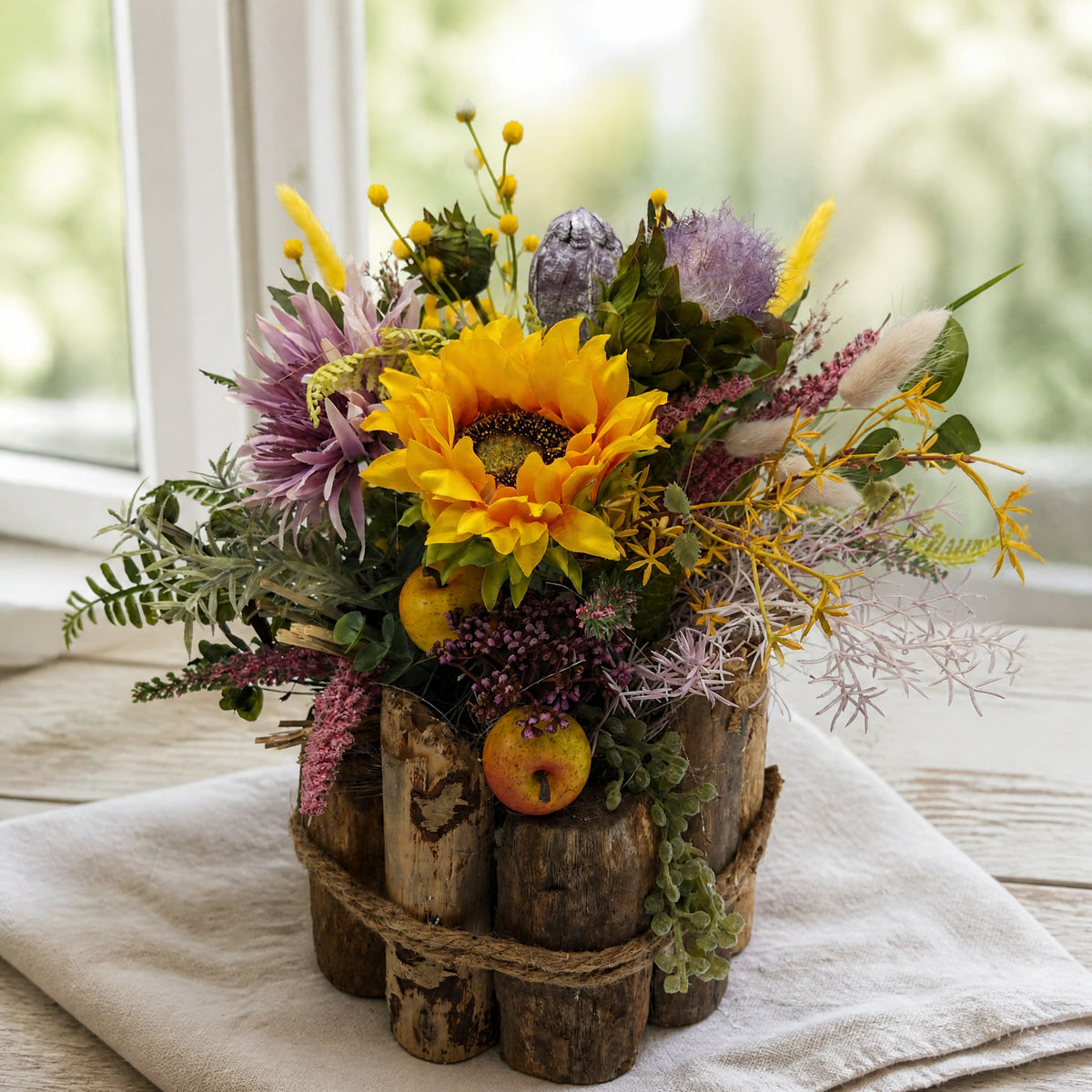 Szene Sommergesteck Sonnenblume Apfel Gräser gelb lila
