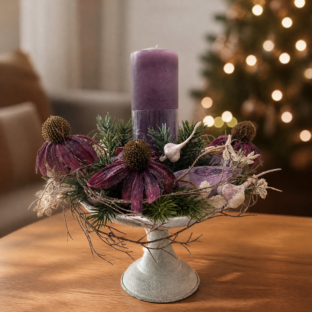 Szene Weihnachtsgesteck Sonnenhut Kugel Kerze Tanne lila weiß
