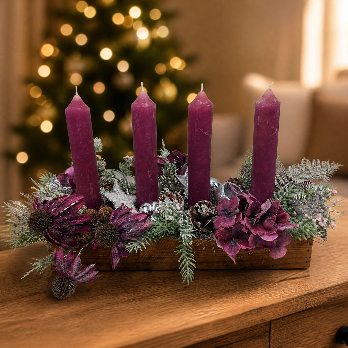 Szene Adventsgesteck Holzkasten Kerzen Sonnenhut Kugel Stern lila silber
