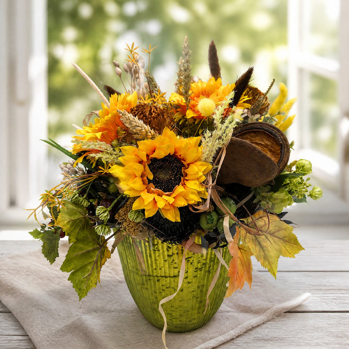 Szene Sommergesteck Sonnenblumen Banksia Beeren gelb grün
