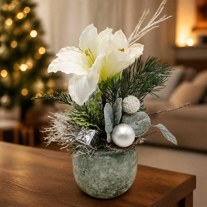 Szene Weihnachtsgesteck Amaryllis Kugel Geschenk weiß silber