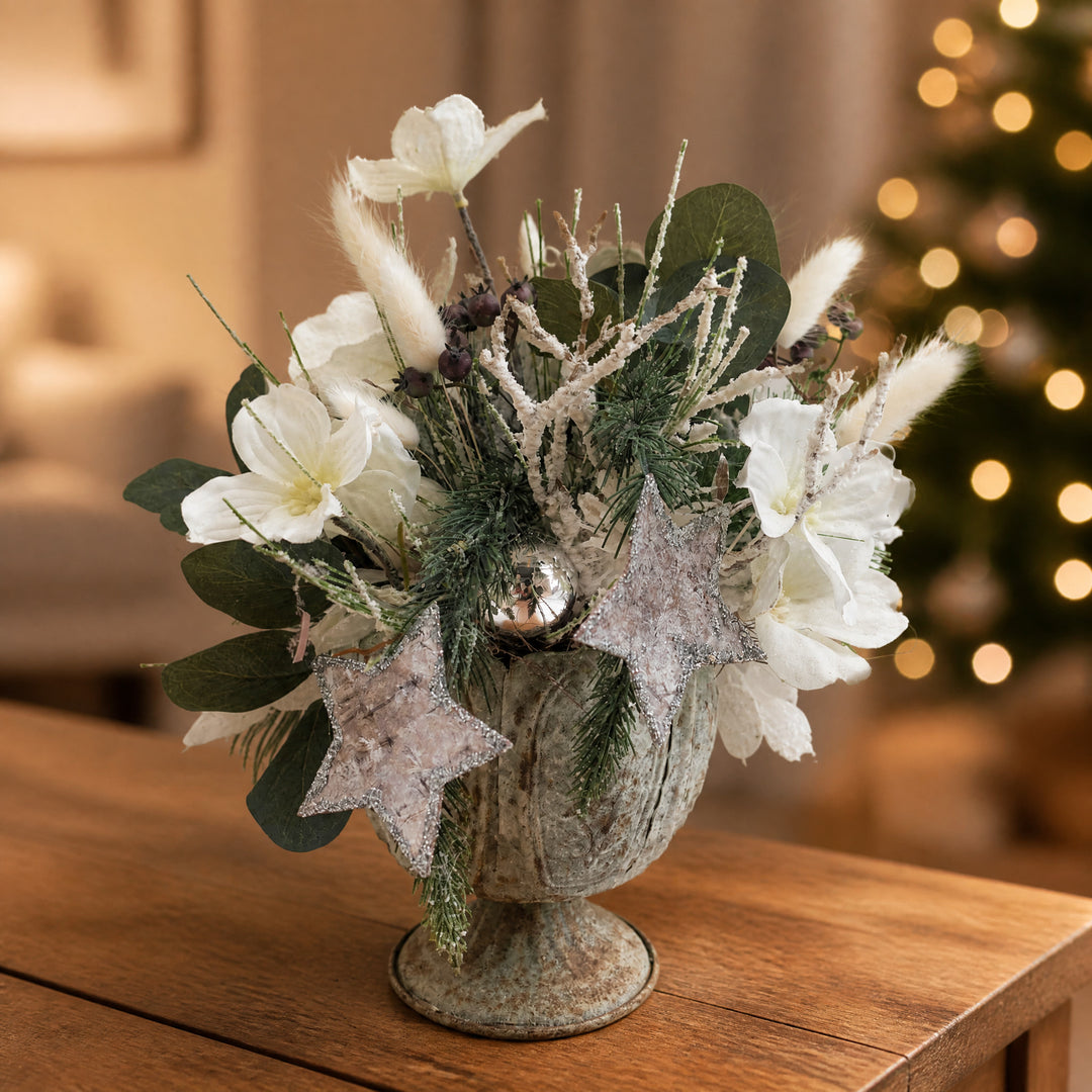 Szene Weihnachtsgesteck Amaryllis Sterne Kugel weiß silber im Pokal