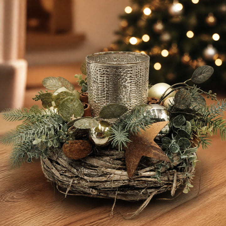 Szene Weihnachtsgesteck Teelicht Kugeln Stern Eukalyptus gold natur