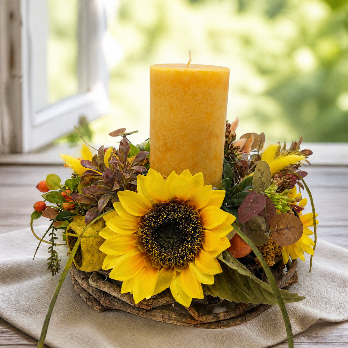 Szene Sommergesteck Sonnenblumen Beeren Kerze gelb natur