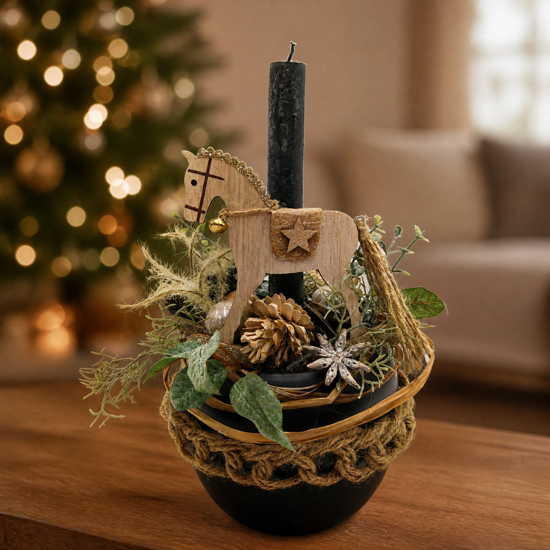 Szene Weihnachtsgesteck Schaukelpferd Kugel Anis Zapfen schwarz natur