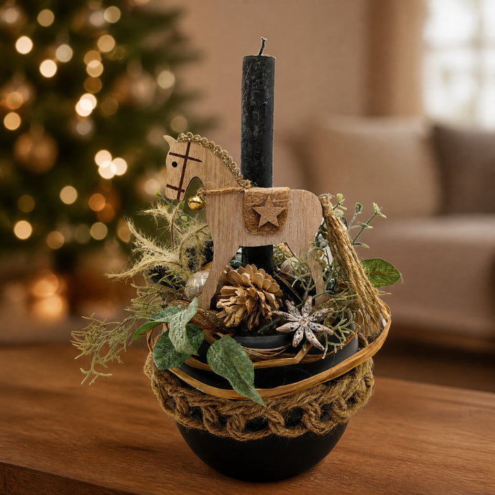 Szene Weihnachtsgesteck Schaukelpferd Kugel Anis Zapfen schwarz natur
