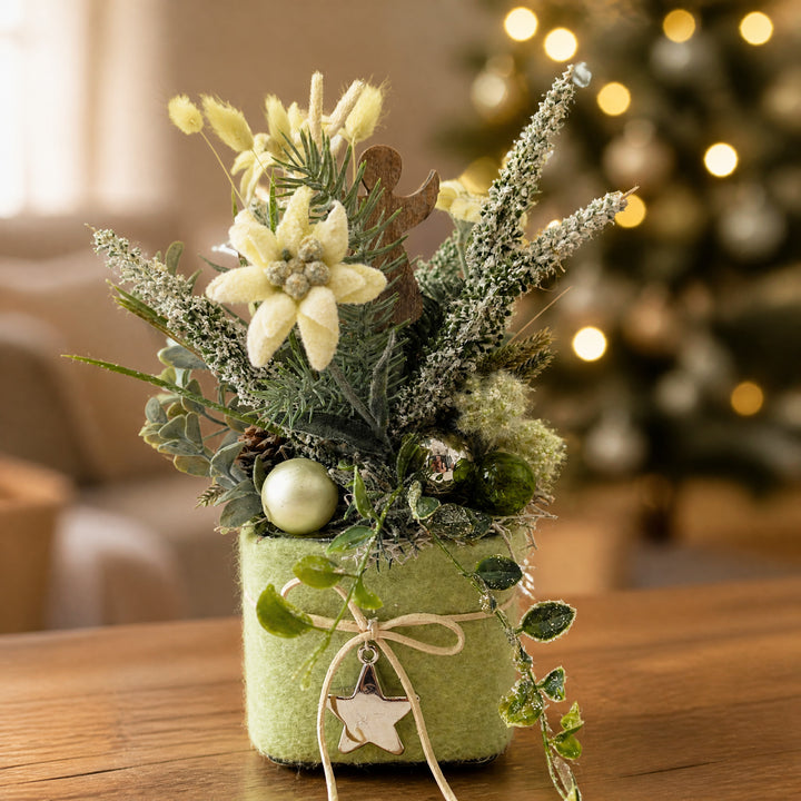 Szene Weihnachtsgesteck Kugeln Engel Edelweiß grün weiß