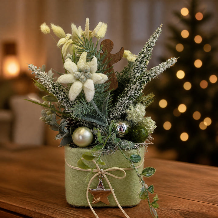 Szene Weihnachtsgesteck Engel Kugeln Edelweiß weiß grün