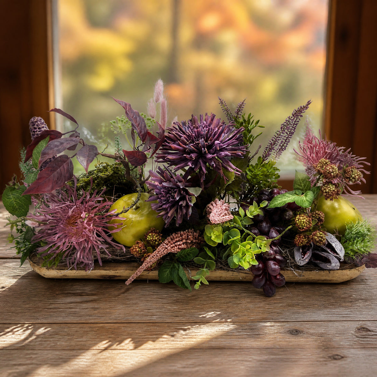 Szene Herbstgesteck Apfel Trauben Chrysanthemen lila grün