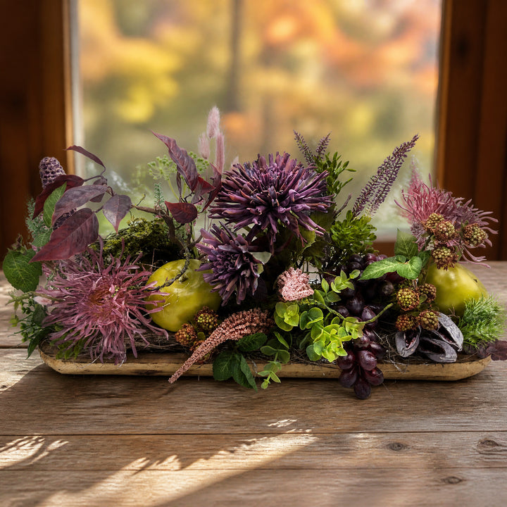 Szene Herbstgesteck Apfel Trauben Chrysanthemen lila grün