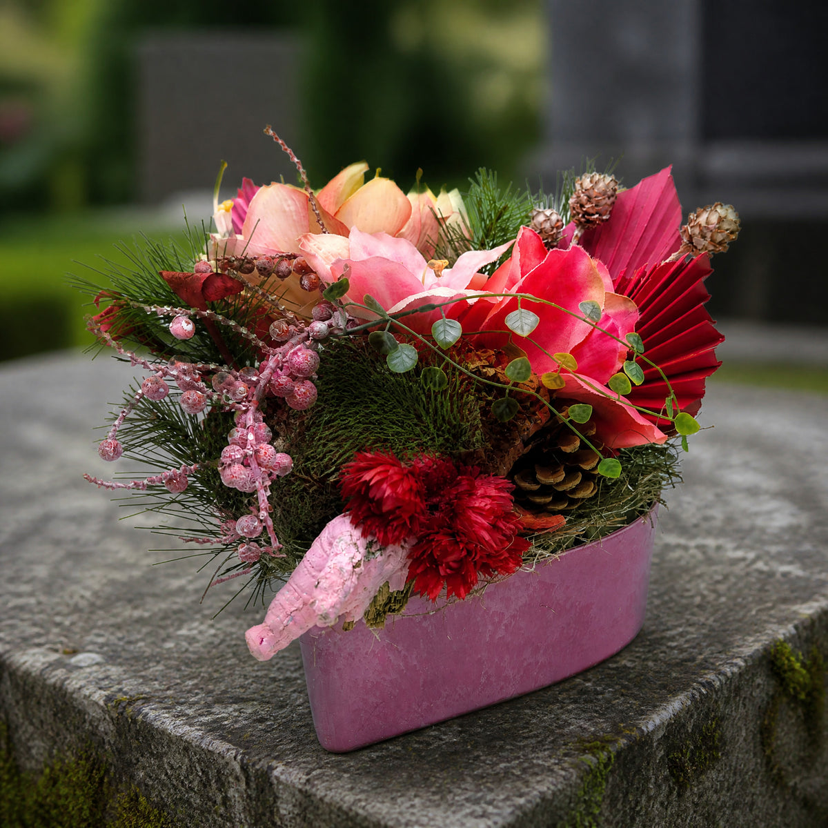 Szene Trauergesteck In stillem Gedenken Amaryllis Zapfen rosa