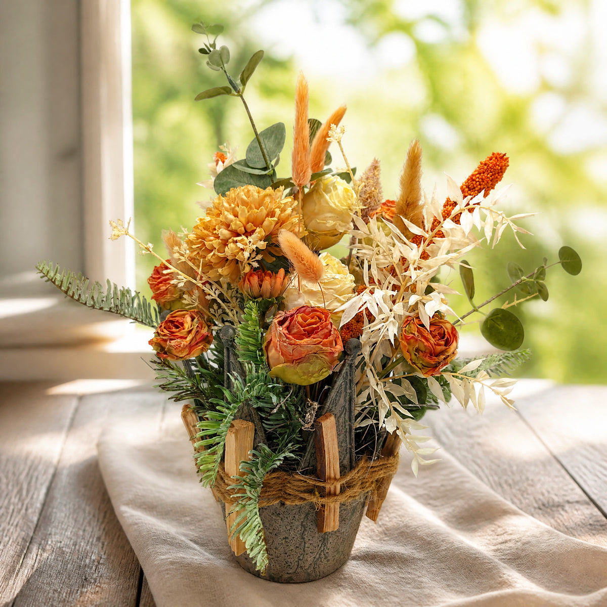 Szene Sommergesteck Rosen Eukalyptus Gräser orange creme