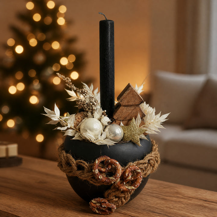 Szene Weihnachtsgesteck Kugel Stern Brezel schwarz creme natur