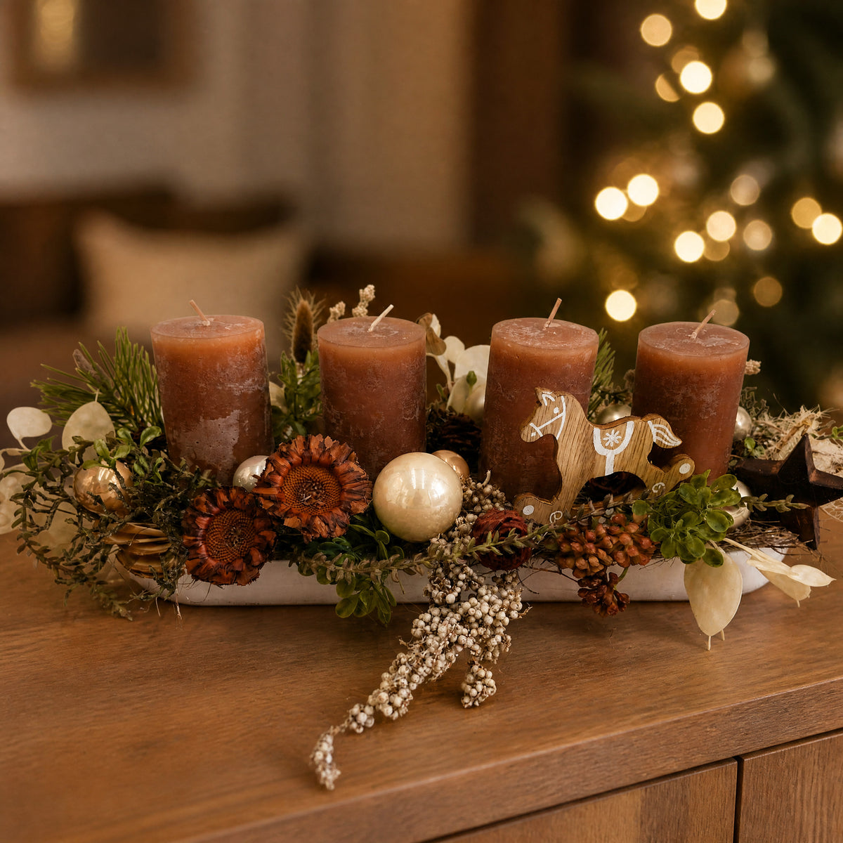 Szene Adventsgesteck Schaukelpferd Kugeln Stern braun creme