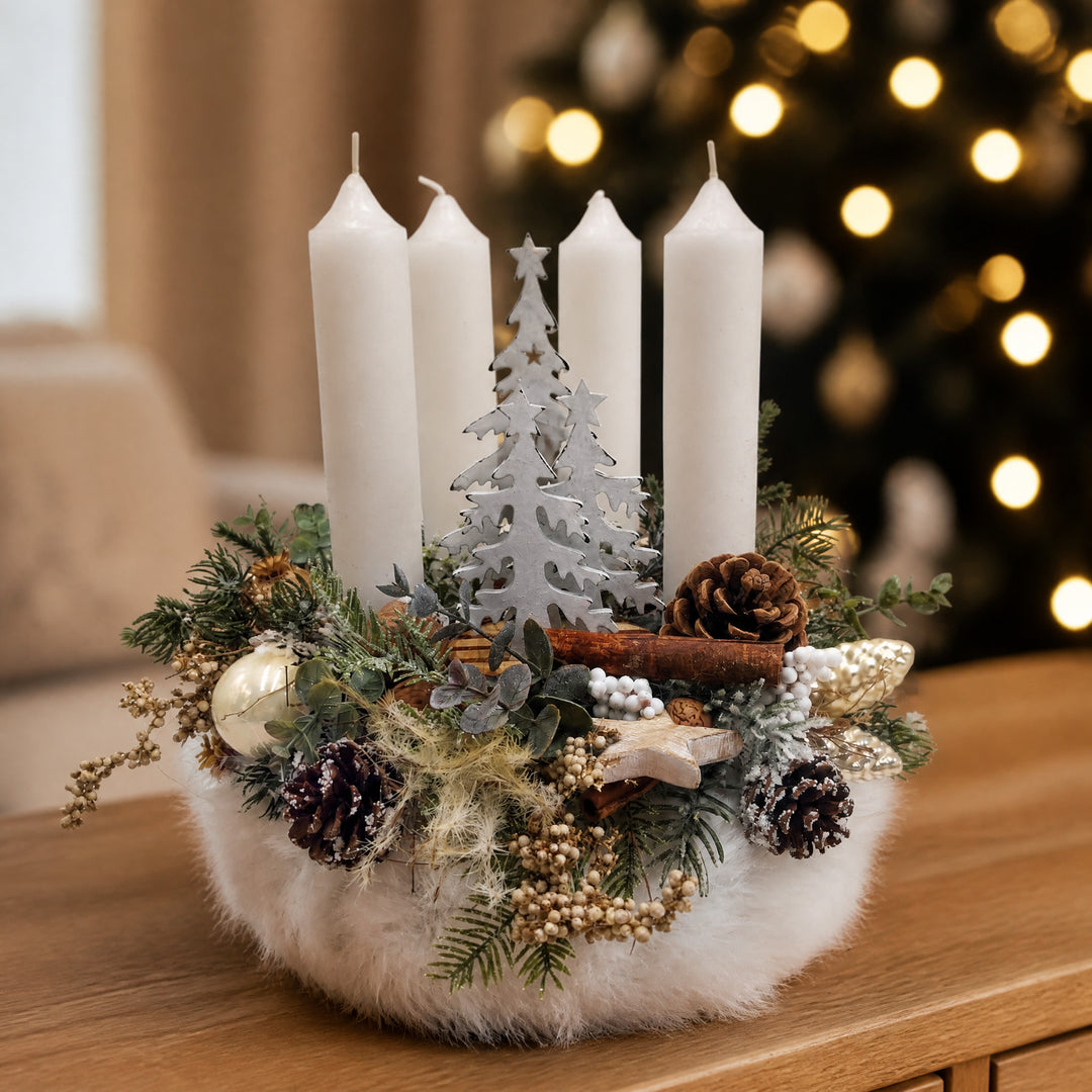 Szene Adventskranz Kerzen Kugel Stern Zapfen Tannenbaum weiß creme