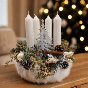 Szene Adventskranz Kerzen Kugel Stern Zapfen Tannenbaum weiß creme