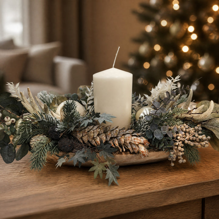 Szene Weihnachtsgesteck Kerze Kugeln Zapfen Geweih creme grün